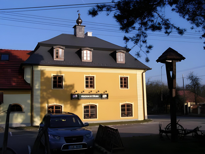 Exterior & Views