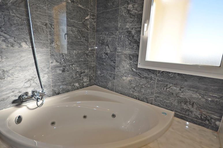 Bathroom 3, Hacienda del Alamo Golf, Murcia