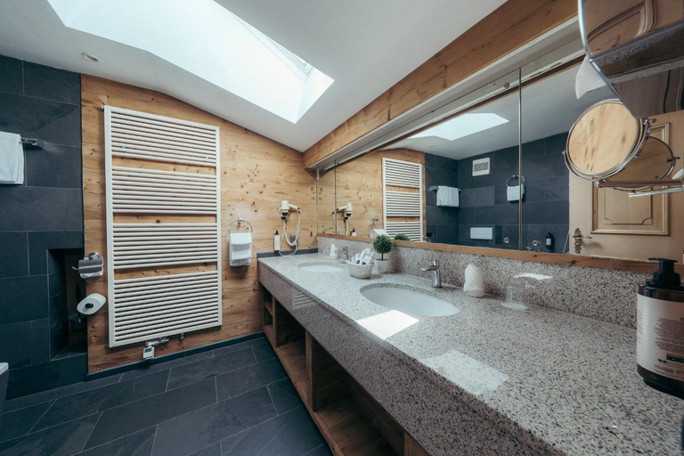 Bathroom 3, Seehotel Schlierseer Hof, Miesbach