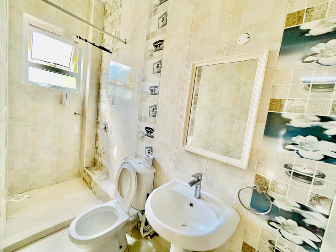 Bathroom 2, Elna's Nyali - Work & Unwind - Pool, Sea Views, AC & Fast Wi-Fi, Nyali