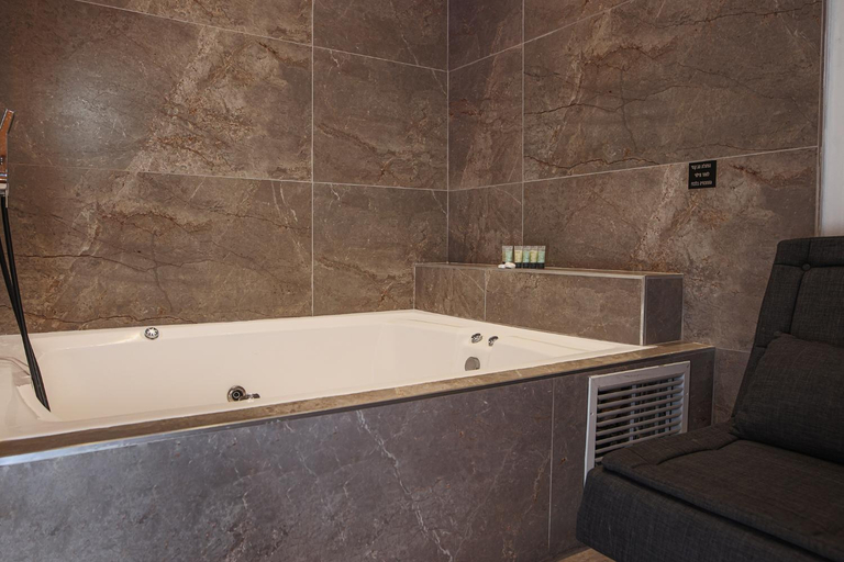 Bathroom 4, אחוזת רפאל