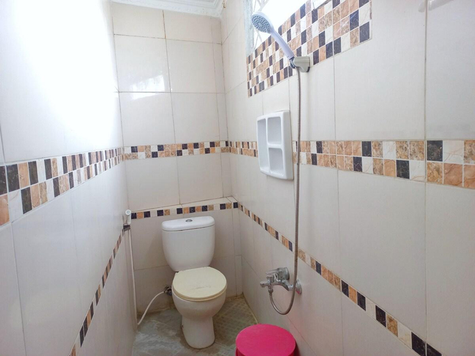 Bathroom 2, Wisma Asri Syariah by Simply Homy, Sleman