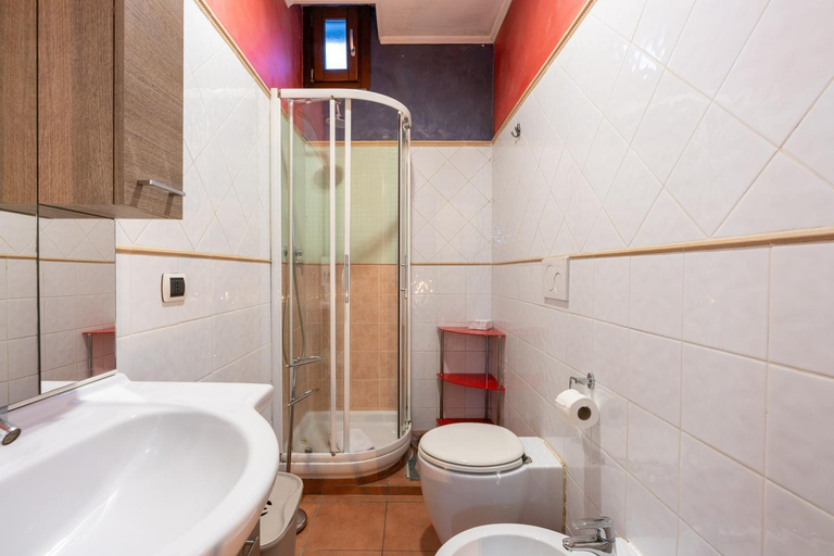 Bathroom 2, sole, Rome