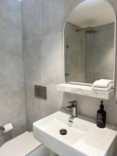 Bathroom 2, No 9 Springfield, Sydney