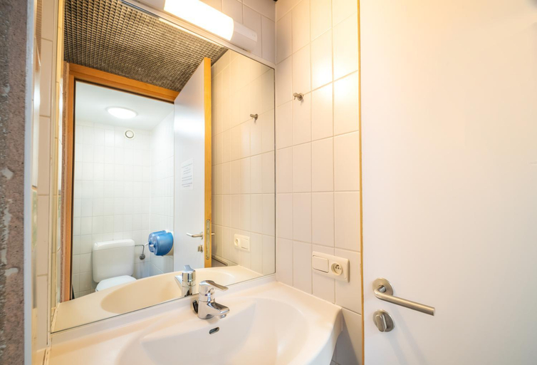 Bathroom 3, Auberge de Jeunesse de Mons, Hainaut