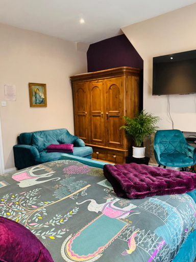 Others 4, Super King, Close to Beach, Shops, Train, Shared Bathroom, East Sussex