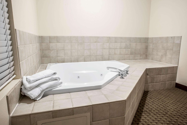 Bathroom 4, Quality Inn & Suites Federal Way - Seattle, King
