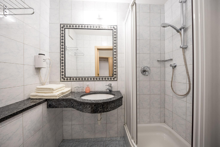 Bathroom 5, Mondschein Rooms, Bolzano