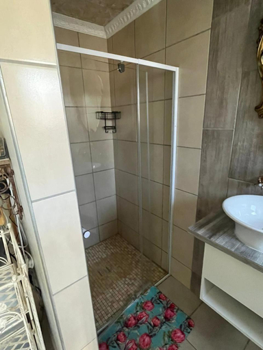 Bathroom 2, Opiepad Guesthouse, Pixley ka Seme