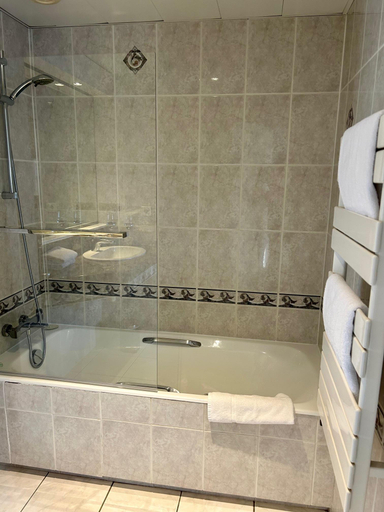 Bathroom 4, Marguerite, Côtes-d'Armor