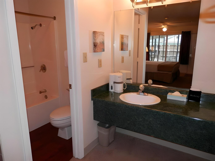 Bathroom 4, The Park at Foxborough, Taney