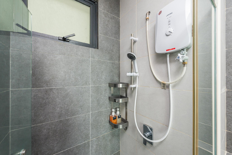 Bathroom, 3BR Family Suite Nr Sunway Velocity & LRT Maluri, Kuala Lumpur