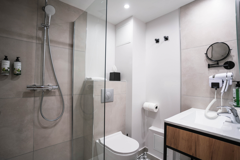 Bathroom 4, Hotel Univers, Alpes-Maritimes