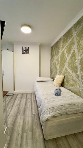 Others 4, Single Room 9, London