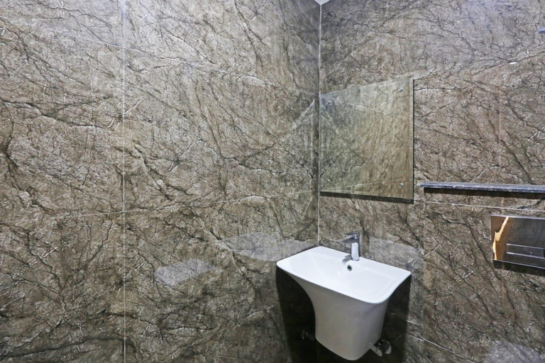 Bathroom 4, Hotel Nova Inn Near Delhi Airport, Delhi