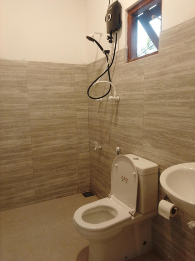 Bathroom, Kusuma's Lazy Left hostel, Weligama