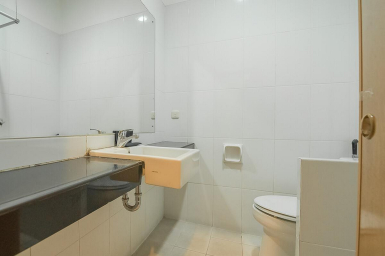 Bathroom 4, RedDoorz near Trans Studio Mall 3, Bandung