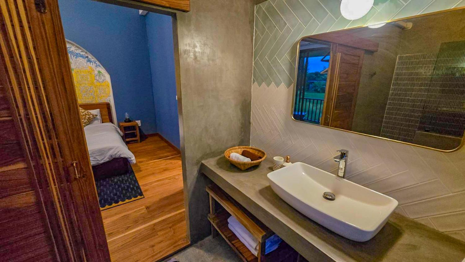 Bathroom 3, Zuu Tee, Pai
