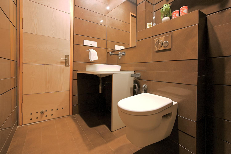 Bathroom 4, Hotel Worth - 1 Minute from New Delhi Station, Delhi