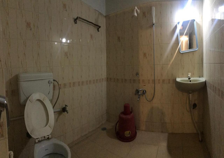 Bathroom 5, Ice Berg Deluxe Lodge, Mysore