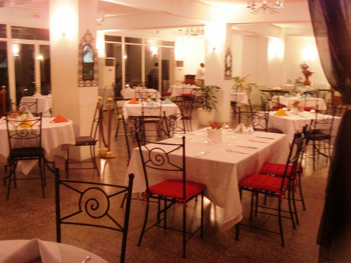 Food & Drinks 5, Retaj Moroni Hotel