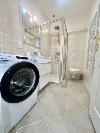 Bathroom 2, Esmeralda, Loir-et-Cher