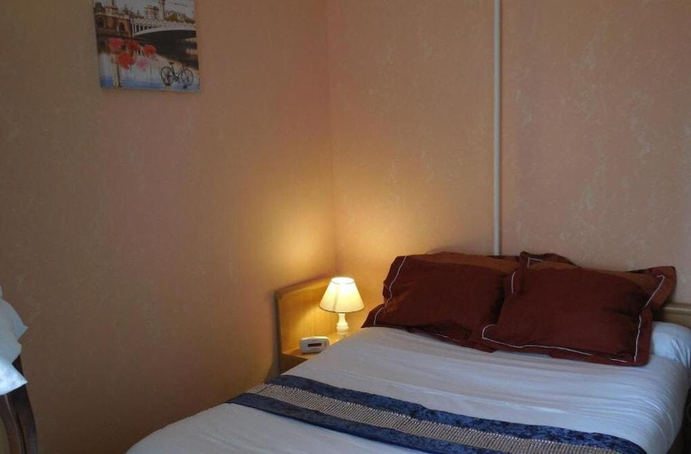Bedroom 4, Hotel le Petit Chateau (ex hotel des amis), Hauts-de-Seine