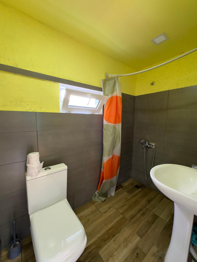 Bathroom, Ghebi Inn, Oni