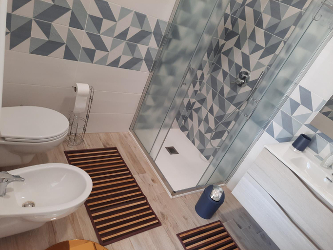 Bathroom 4, MARE FUORI - stanze con piscina, Bari