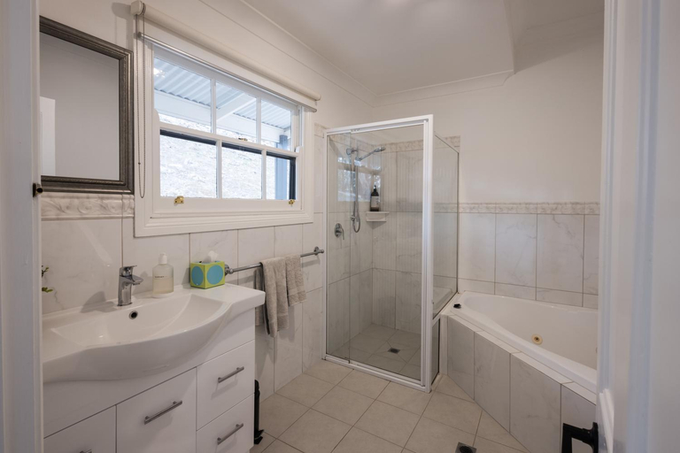 Bathroom 3, St Helen's Cottages, Clare and Gilbert Valleys