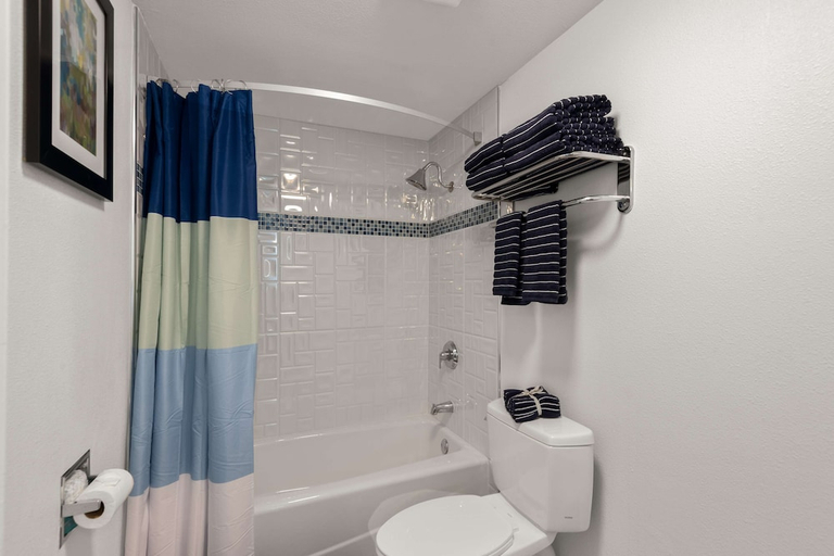 Bathroom 2, Manhattan Beach Hotel, Los Angeles