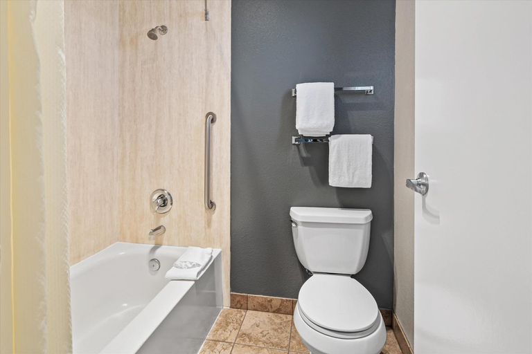 Bathroom 4, Bend Inn & Suites, Deschutes