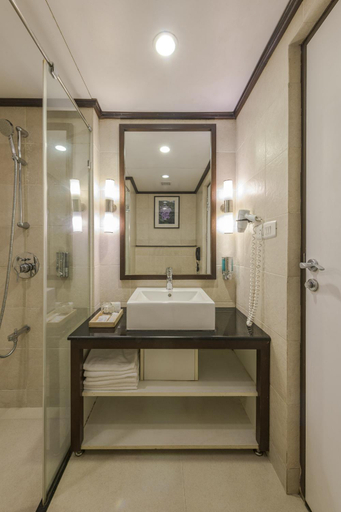 Bathroom 4, Club Mahindra Mount Serene Resort, Idukki
