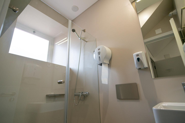 Bathroom 2, Change The World Hostels - Coimbra - Almedina, Coimbra