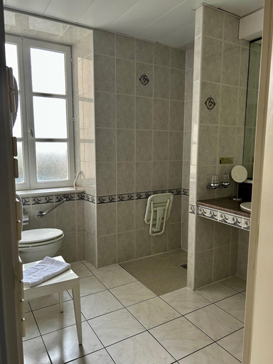 Bathroom 5, Le Challonge, Côtes-d'Armor