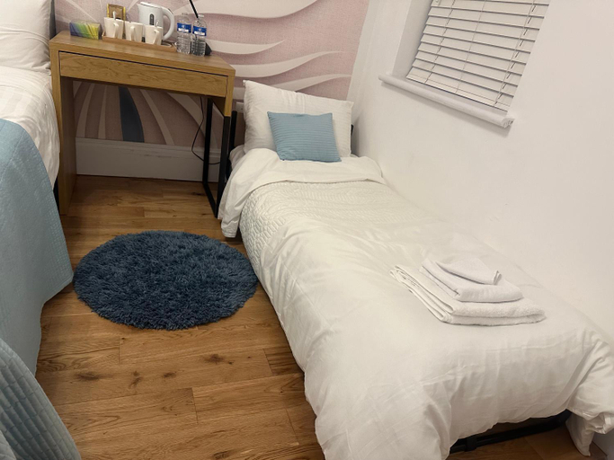 Others 4, Rosie Cosy House Cricklewood, London
