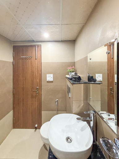 Bathroom 3, Housr Sector 28 Golf Course Road Next To Phase 1 Metro Station, Gurgaon
