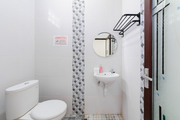 Bathroom 3, RedDoorz @ Lotus House Seminyak, Badung