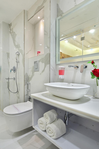 Bathroom, Hotel Gold Palace Delhi, Delhi