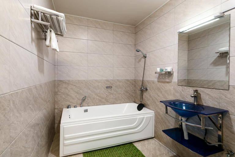 Bathroom 2, Hbt Russel Hotel, Kampala