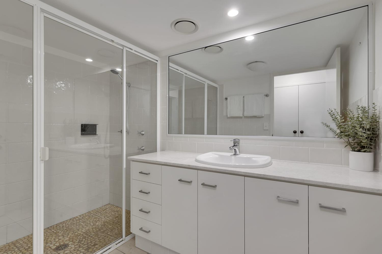 Bathroom 5, Riverside Holiday Apartments, Ballina