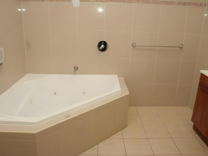 Bathroom 3, Potters Apartments, Cessnock
