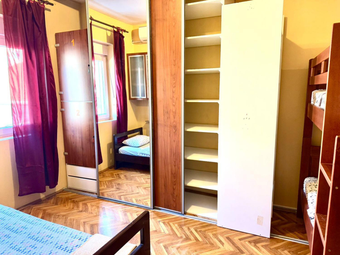 Others 5, KotorHostelito