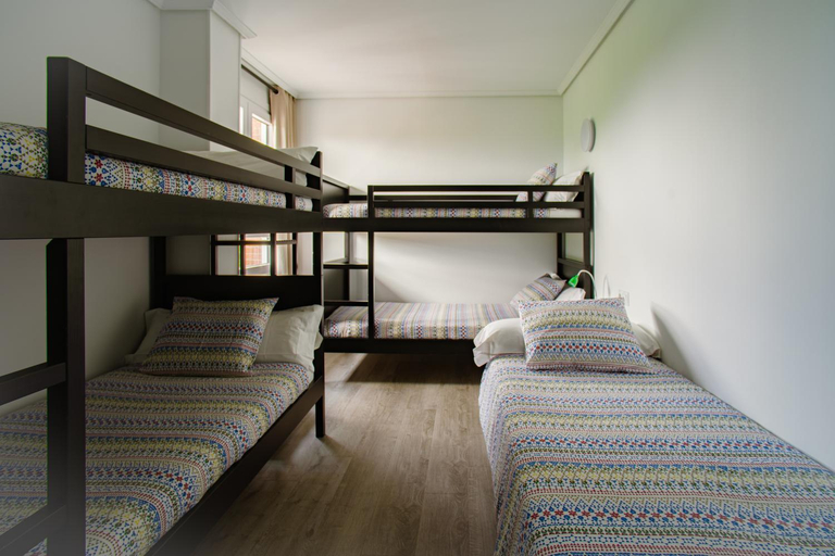 Bedroom 2, H.A.N.D Surf Hostel, Cantabria