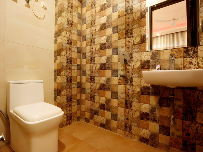Bathroom 4, Airport Hotel Classic Park, Delhi