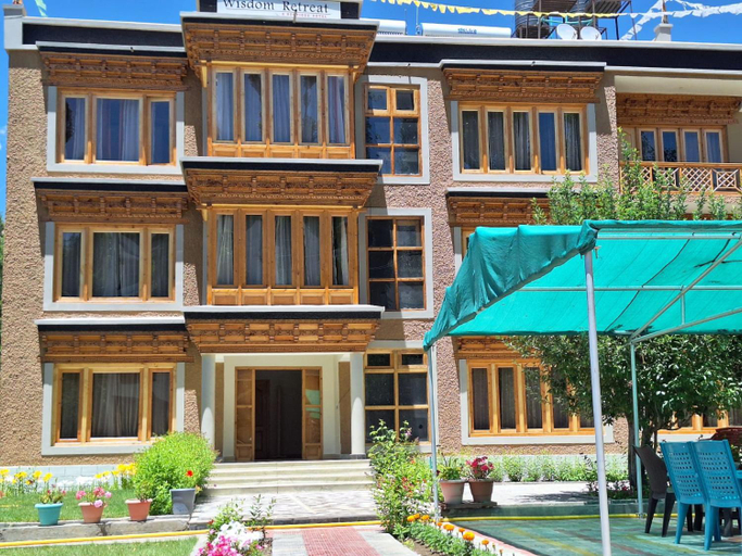 Exterior & Views