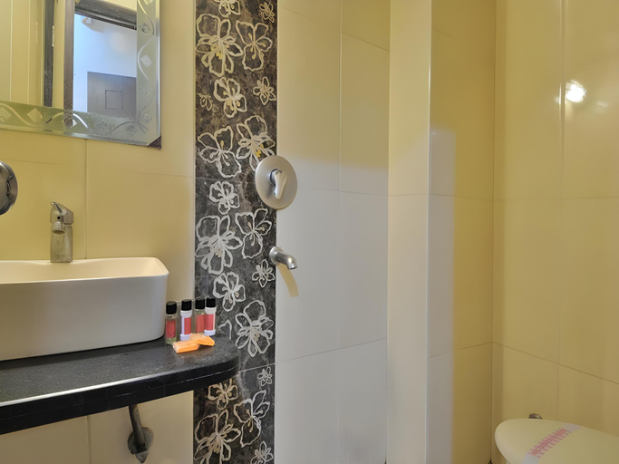Bathroom 3, Hotel Sonu Dx, Delhi