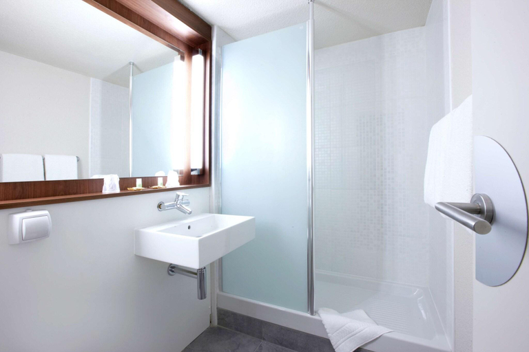 Bathroom 5, Campanile Orleans Saran, Loiret