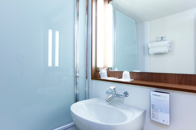 Bathroom 4, Campanile Villepinte, Seine-Saint-Denis