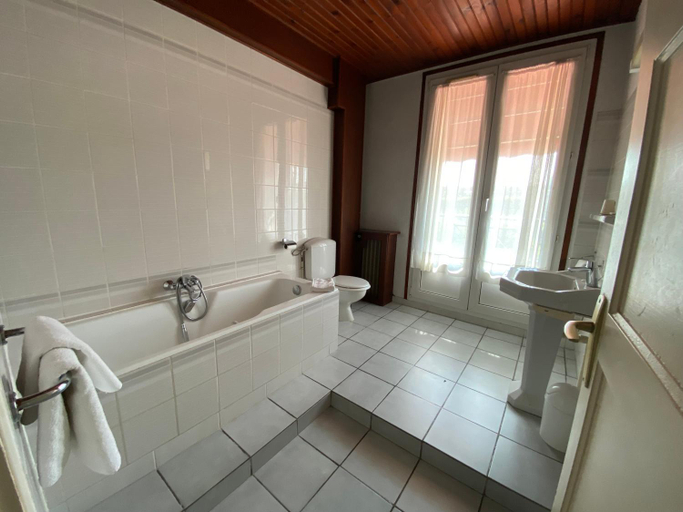 Bathroom 5, Hôtel de Flandre, Oise